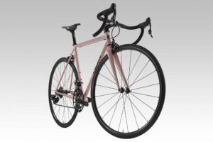 Seguro Bicicleta - Imagen de una bicicleta de aluminio color rosa con fondo blanco