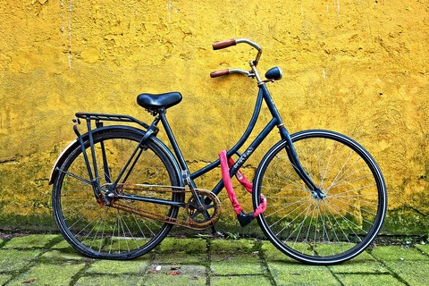 Seguro para bicicletas - Imagen de una bicicleta apoyada contra la pared atada con cadena