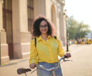 Seguro bici - Chica camisa amarilla posando con bici