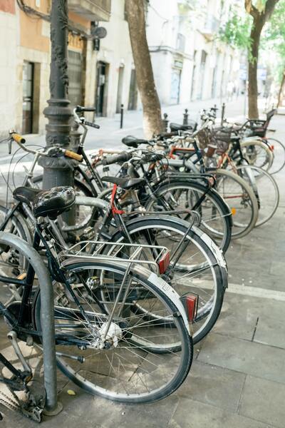 Seguro para bicicletas - Imagen de un bicicletero repleto de bicicletas estacionadas